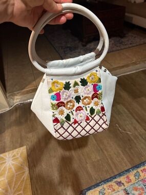 Rebeca Sanver White Mini Handbag with Multicolor Floral Embroidery